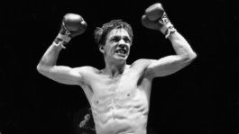 Black-and-white image of a boxer raising both arms in victory, illustrating the sound design work for Graciano Rocchigiana – Das Herz eines Boxers.